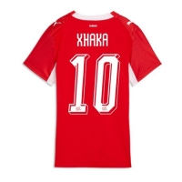 Camisa de Futebol Suíça Granit Xhaka #10 Equipamento Principal Mulheres Mundo 2026 Manga Curta